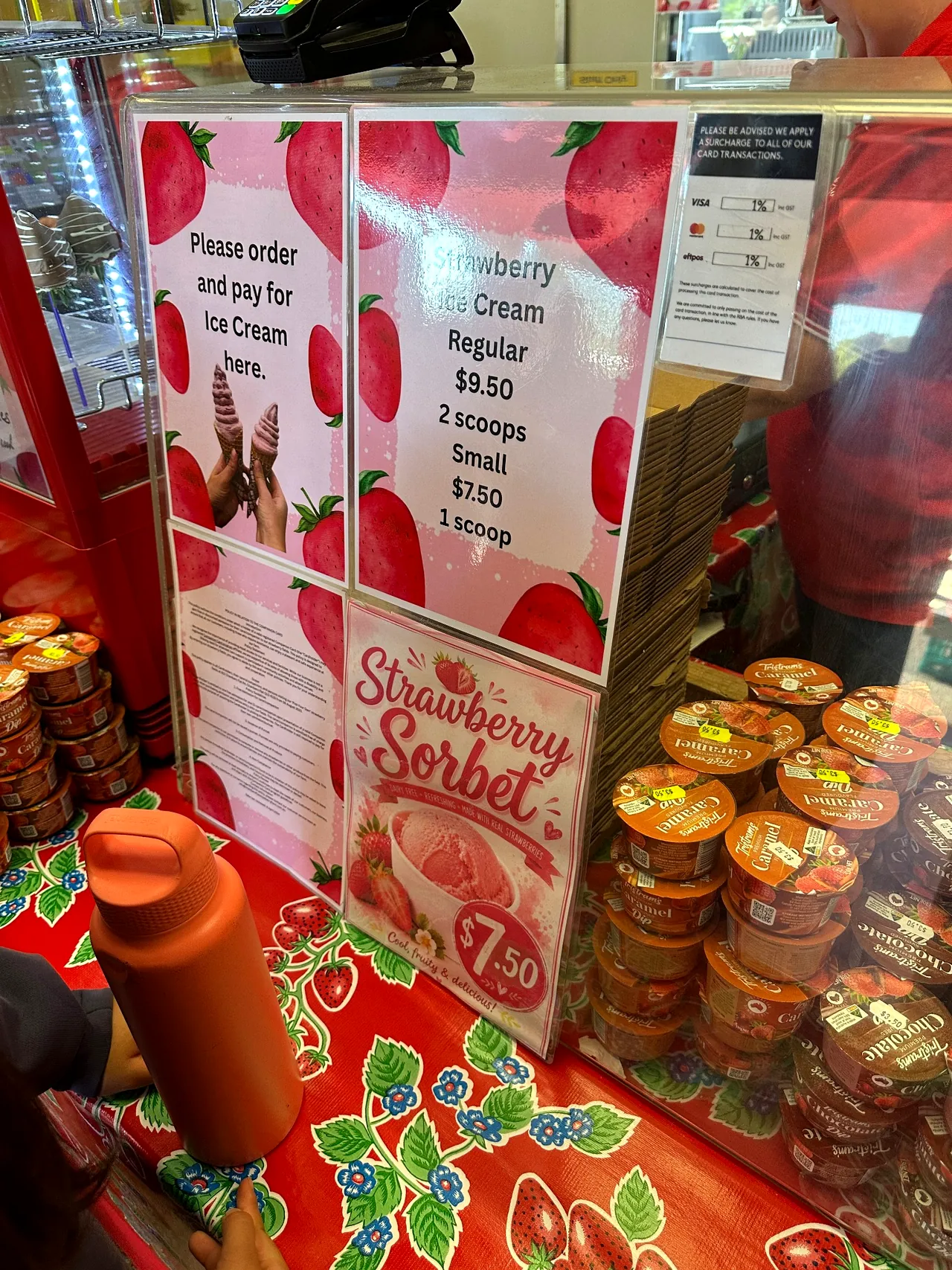 Chambers Flat Strawberry Farmのストロベリーアイス料金表示