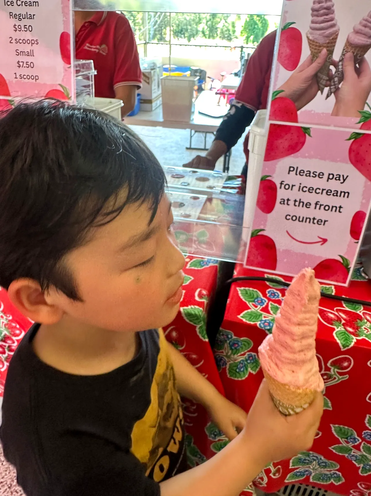 農園のストロベリーアイスを食べる子ども