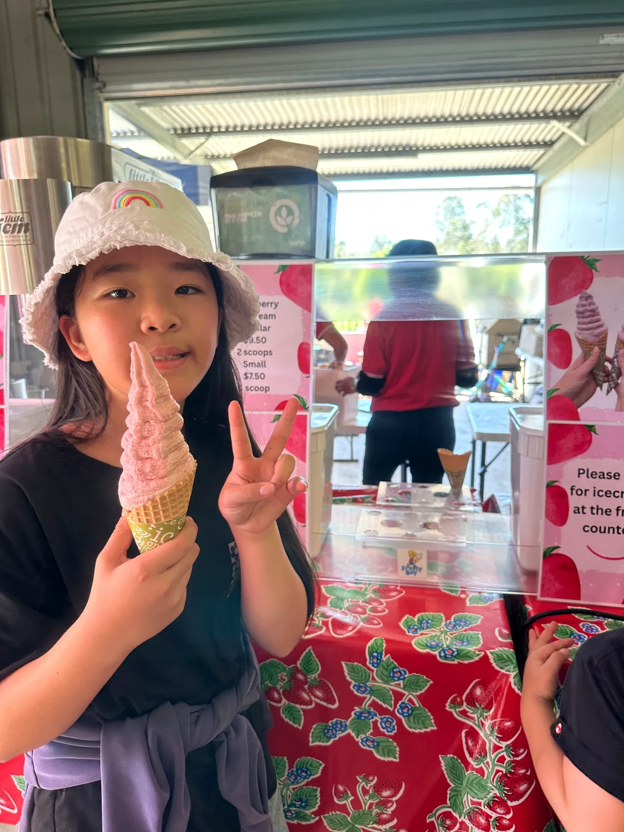 Chambers Flat Strawberry Farmのストロベリーアイスを持つ子ども