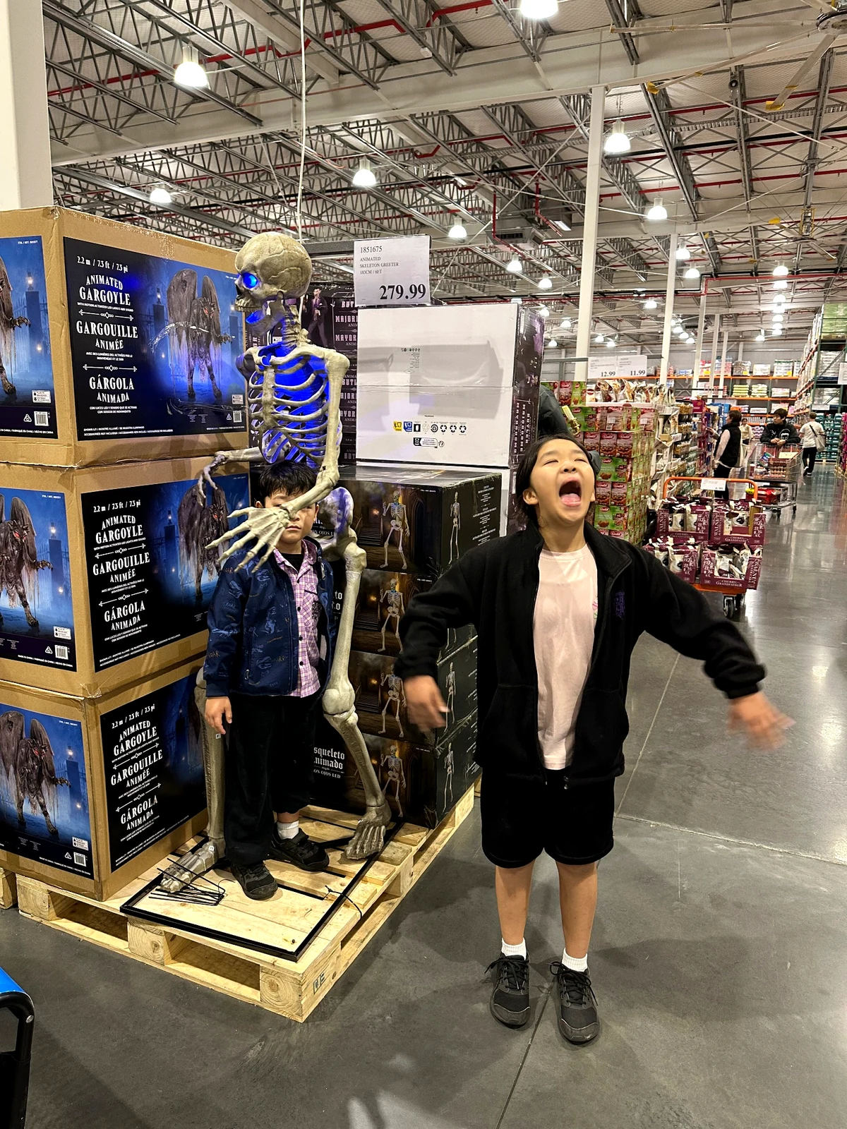 Costco Gold Coastのハロウィン用スケルトンディスプレイと子どもたち