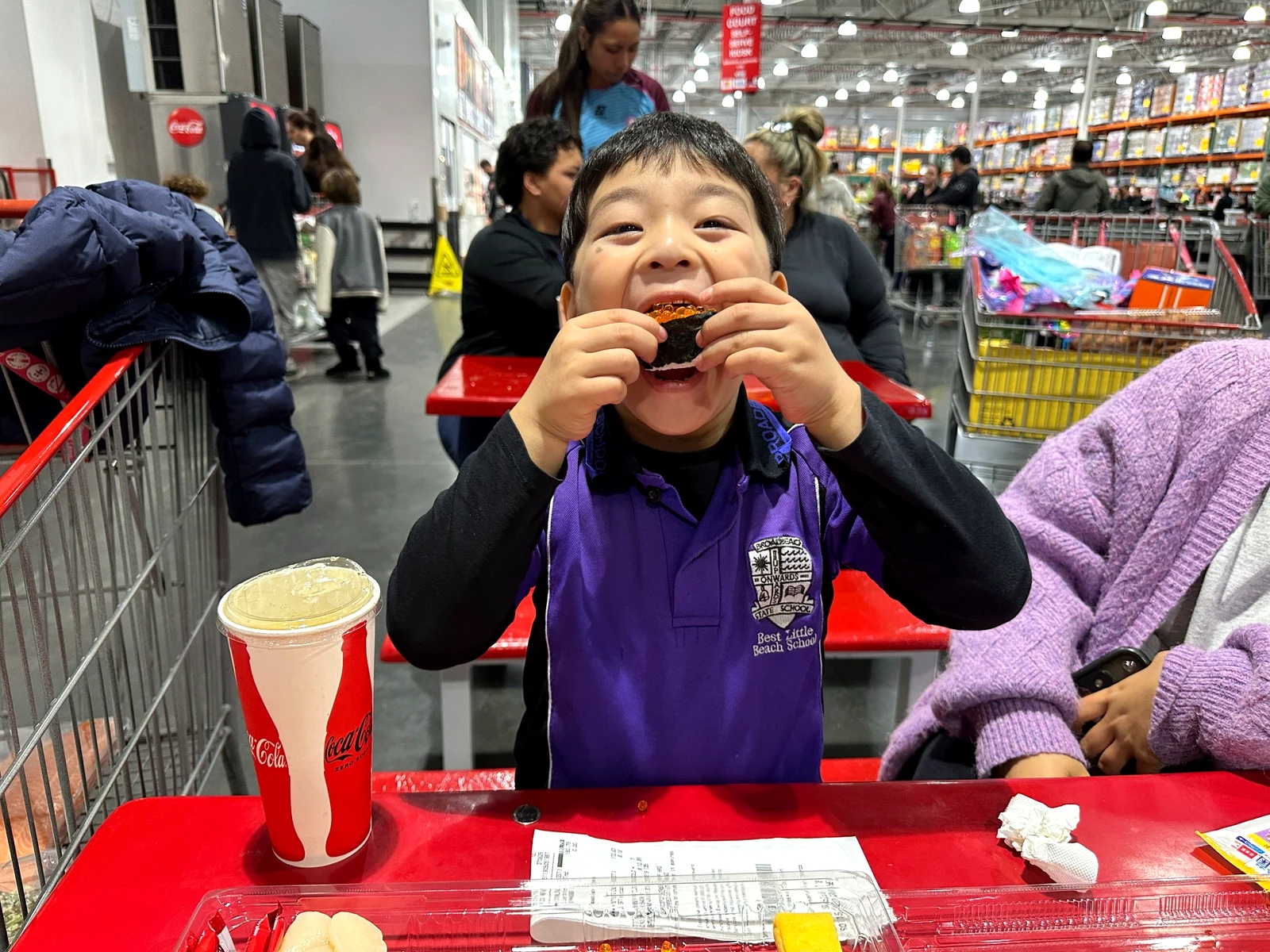 Costcoで買った寿司をその場で食べる子ども
