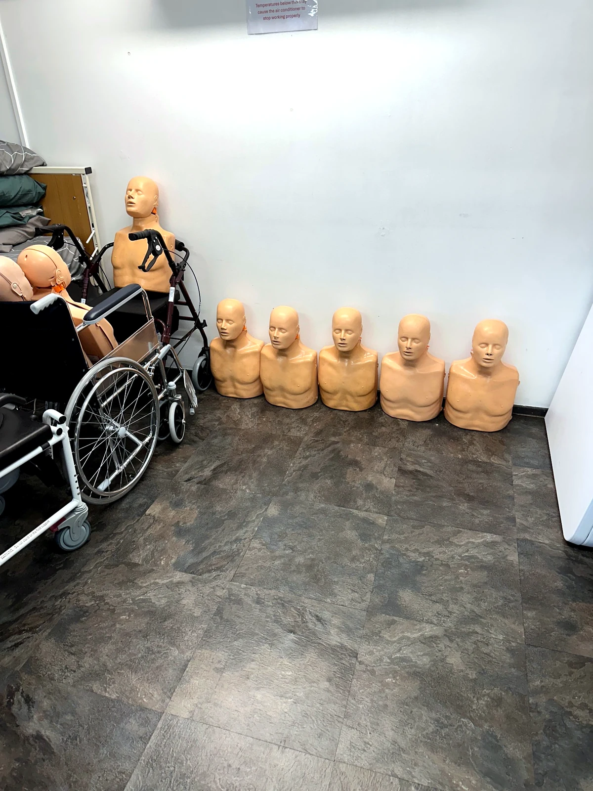 SouthportのFirst Aid・CPR講習会場に並ぶ成人用CPRマネキン