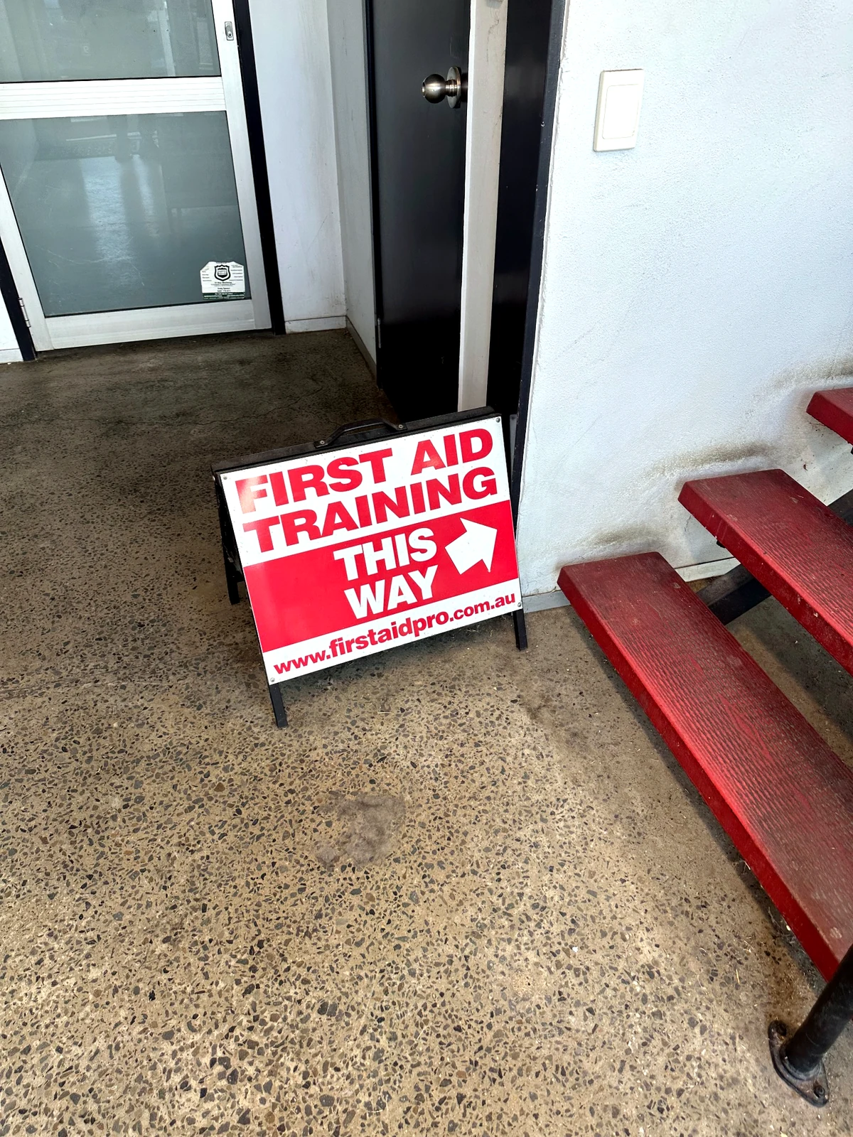 First Aid Training This Wayの案内看板