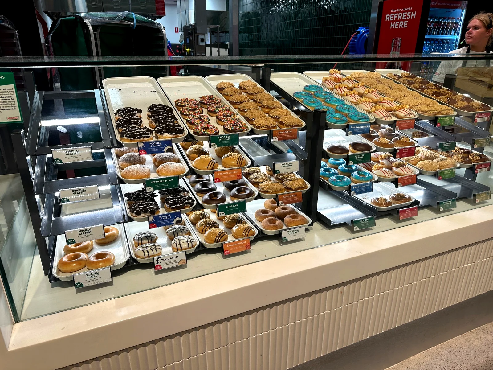 Krispy Kreme Coomeraのドーナツショーケース