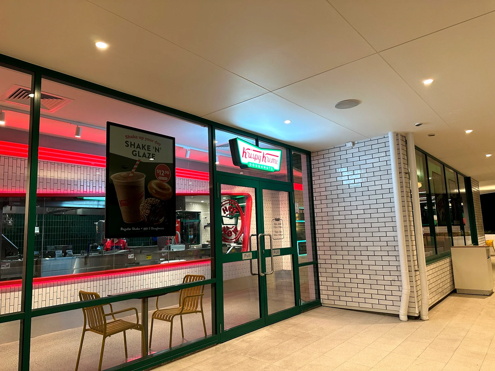 Krispy Kreme Coomeraの入口と店内