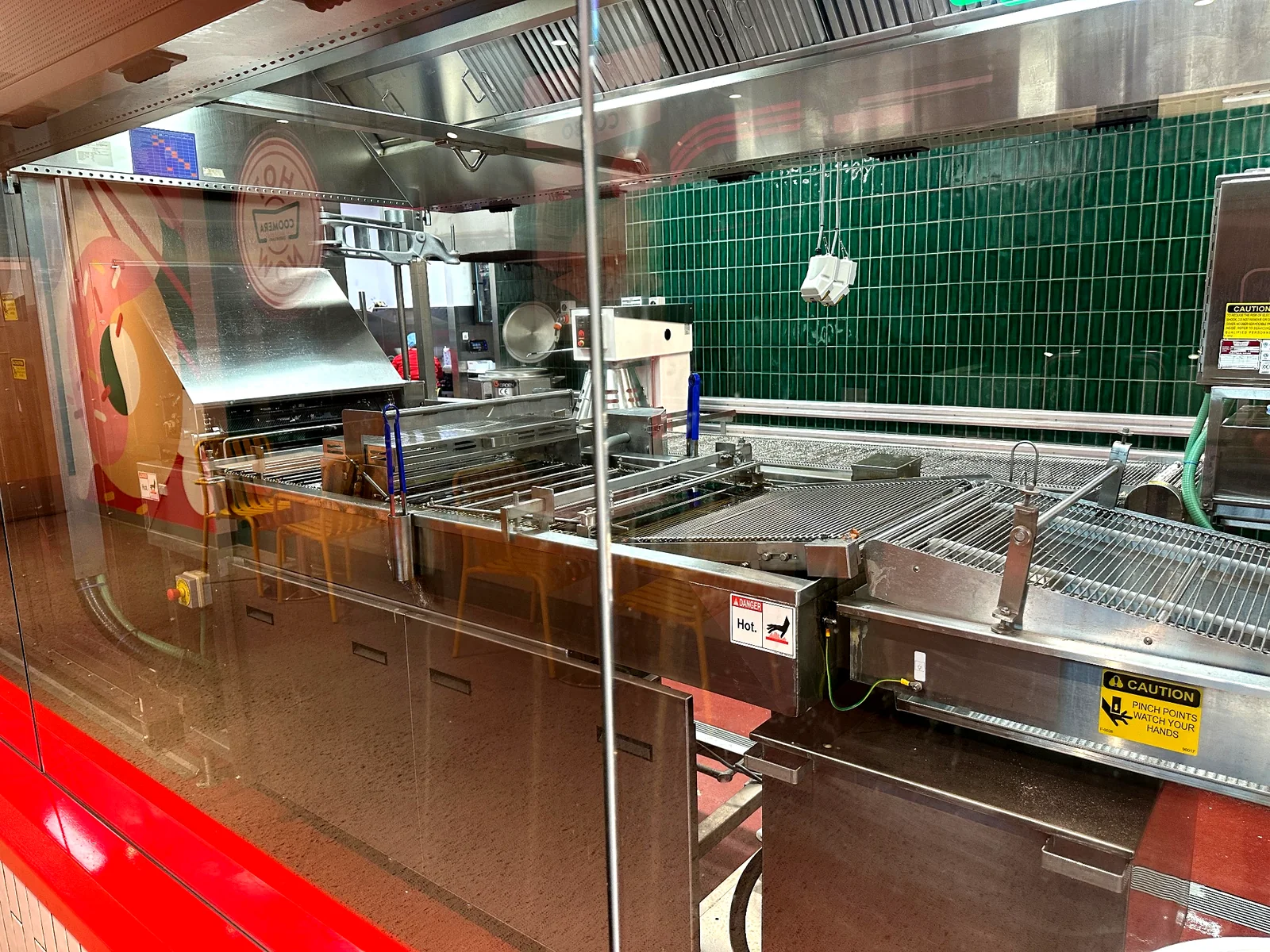 Krispy Kreme Coomeraの大きな自動ドーナツ製造ライン