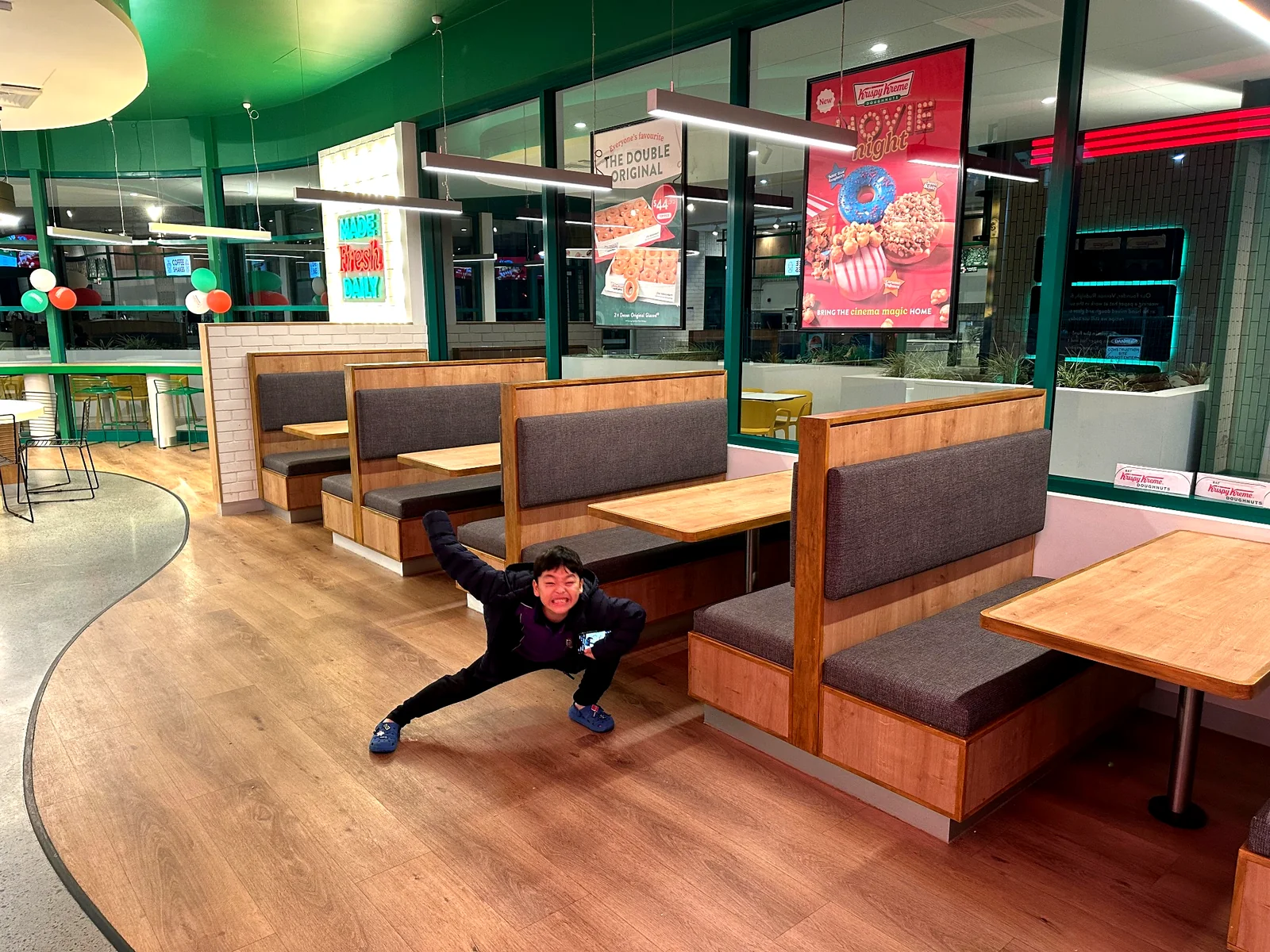 Krispy Kreme Coomeraのボックス席とヤマト