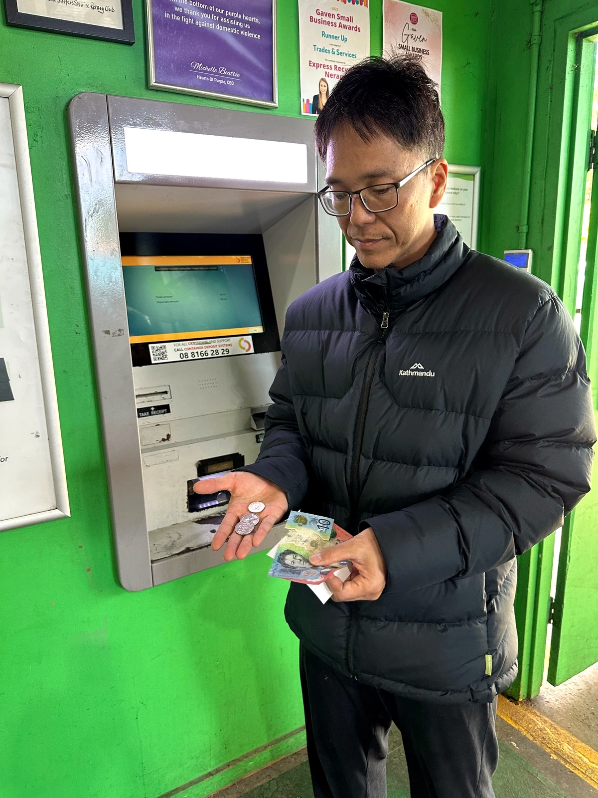 Containers for Changeの返金を現金で受け取った様子