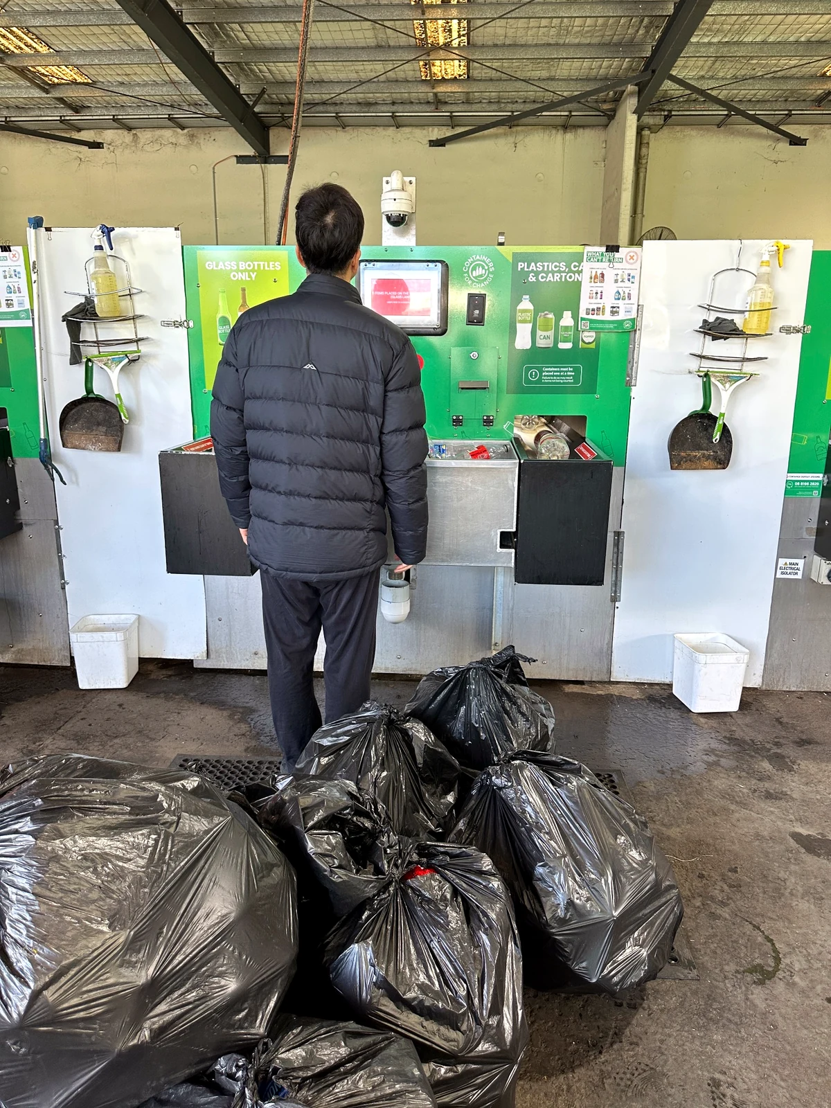 大量の袋を持ち込んで返却機を利用する様子