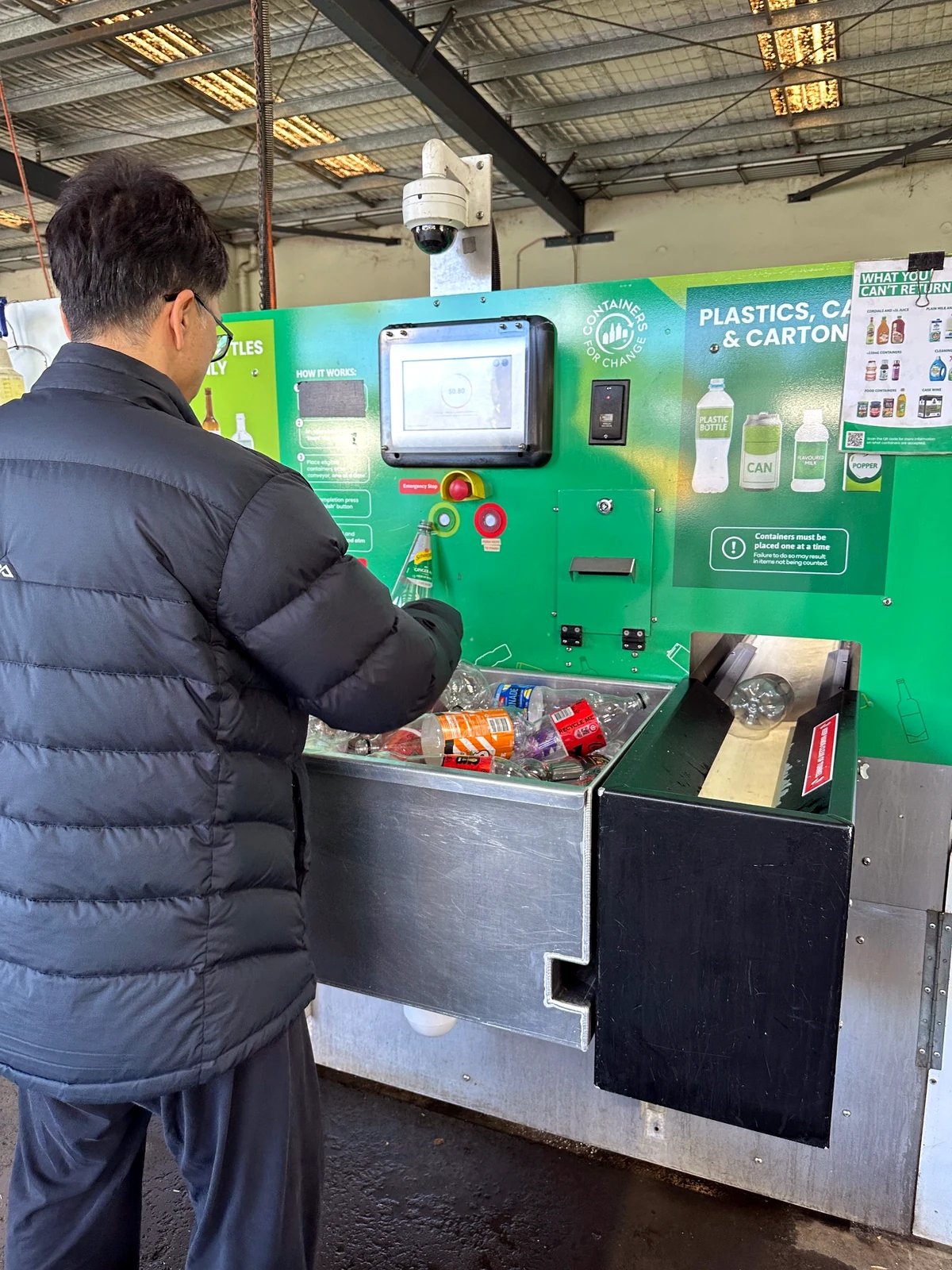 CarraraのContainers for Change機械へ容器を入れている様子