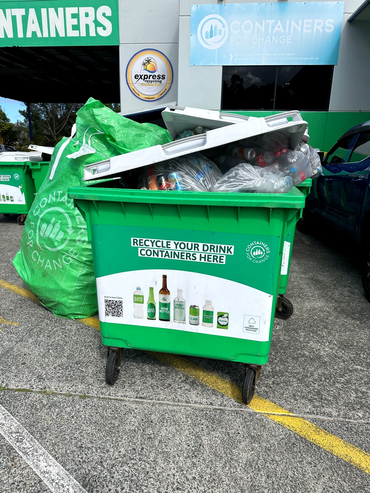 Carrara Express Recyclingの緑色のContainers for Change回収ボックス