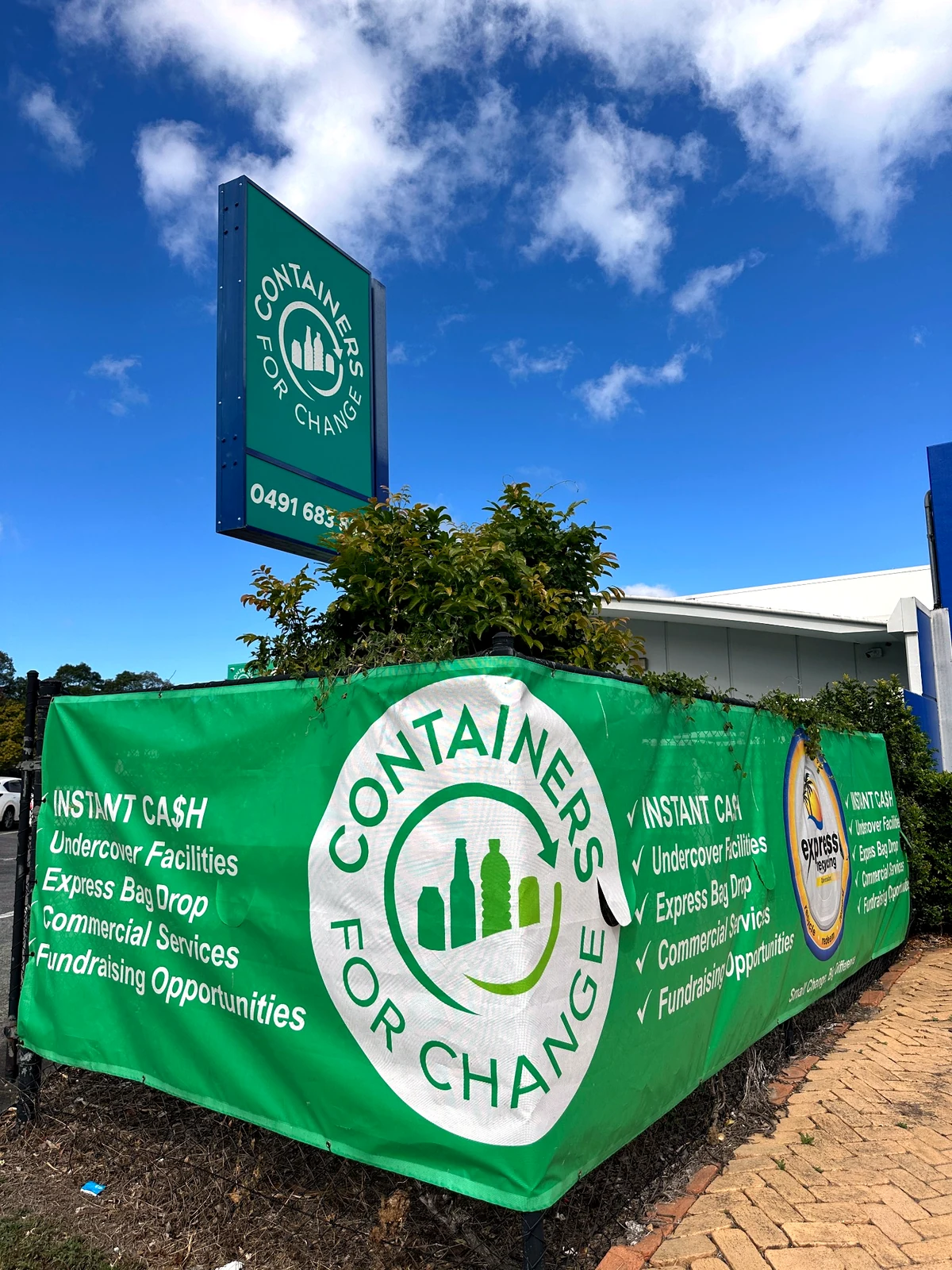 CarraraのContainers for Change Express Recyclingの大きな緑色看板