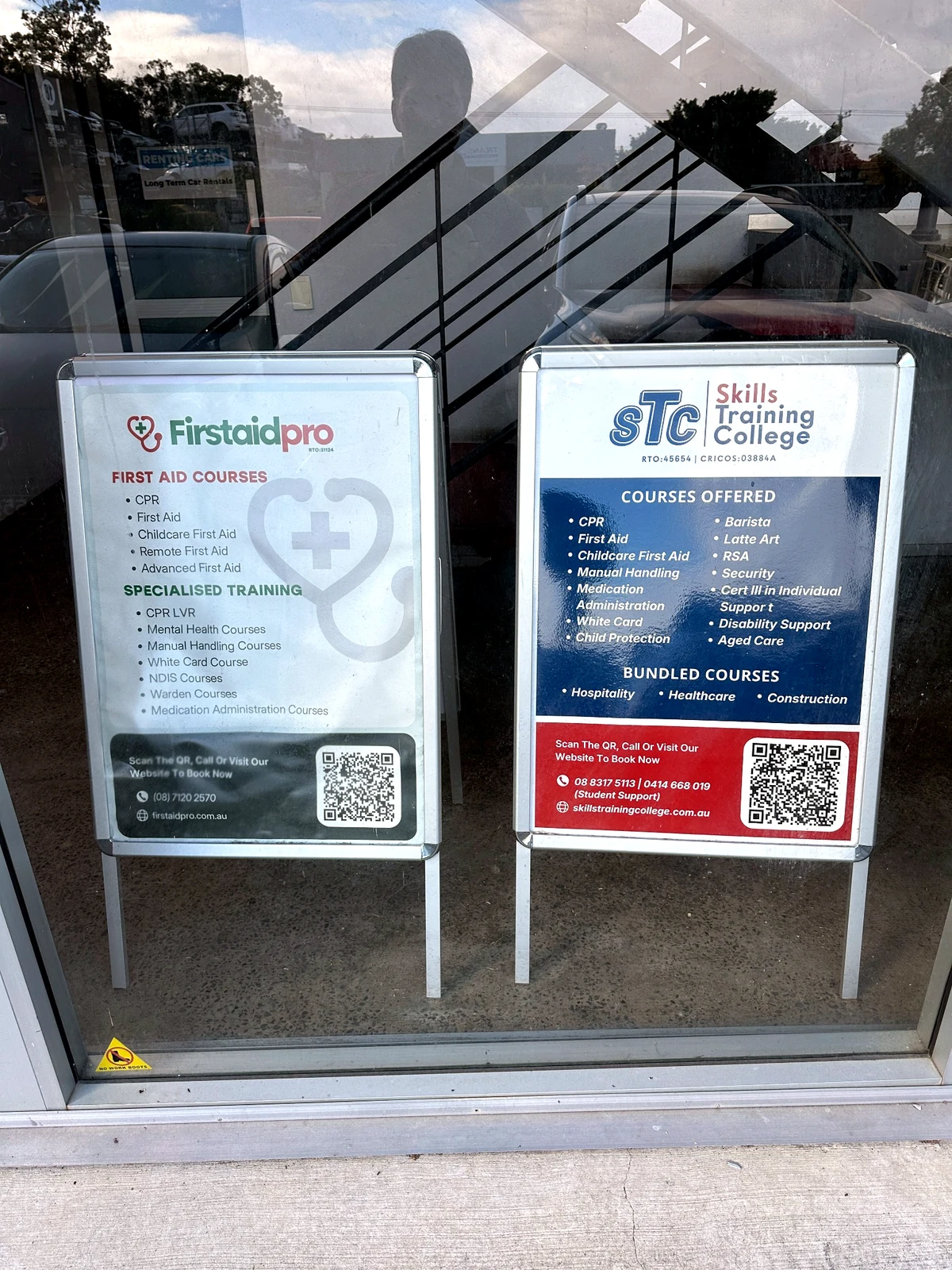 SouthportのSkills Training CollegeとFirst Aid Proの案内看板